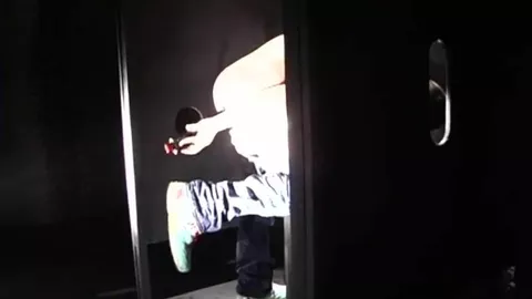 Er bringt seinen Dildo in die Backroom und stellt sich zur Schau