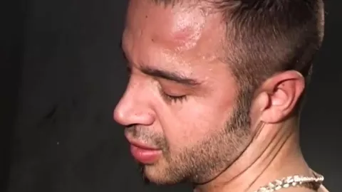 Il apporte son gode dans la backroom et s’exhibe