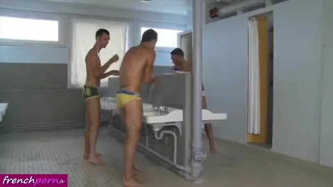 Nos chuveiros do internato