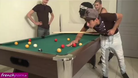 Ein Billiardtisch dient als Vorwand, einen hetero Araber anzumachen