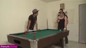 Un tavolo da biliardo è il pretesto per stuzzicare un arabo etero