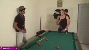 Un tavolo da biliardo è il pretesto per stuzzicare un arabo etero
