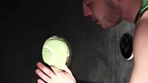 Twink succhia due cazzi grossi ai gloryholes