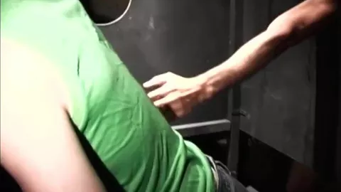 Twink lutscht zwei fette Schwänze an den Gloryholes