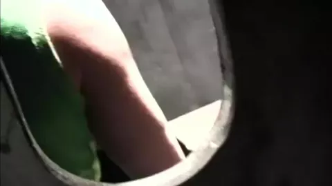 Twink chupa dois paus grossos nos gloryholes