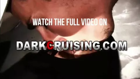 Un thug suce aux gloryholes