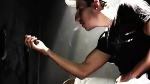 Ein Thug bläst an den Gloryholes