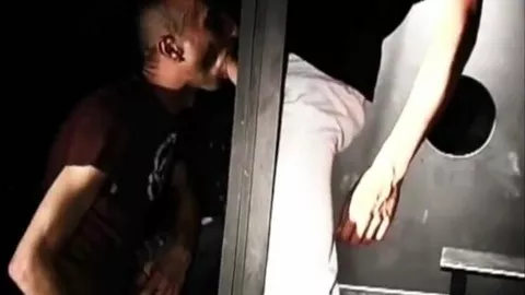 Un thug mama en los gloryholes