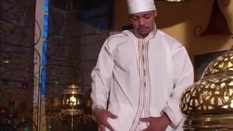 Unter der Djellaba: Muskeln und ein Riesenschwanz