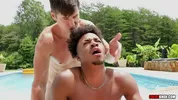 Le minet black Lucas Angel baisé dans la piscine