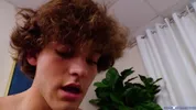 Blake Wilder prête sa grosse queue au cul de Sebastian Sky