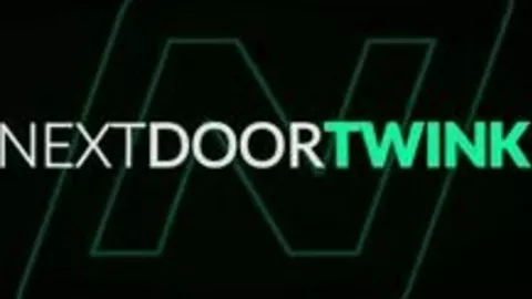 Dos tíos super calientes aman follar culos apretados