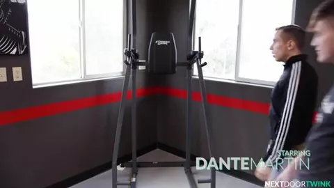 Allena un twink in modo sexy