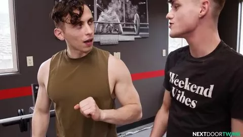 Il entraine un minet d'une manière sexy