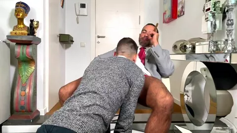 Assistant prêt à tout passe sous le bureau