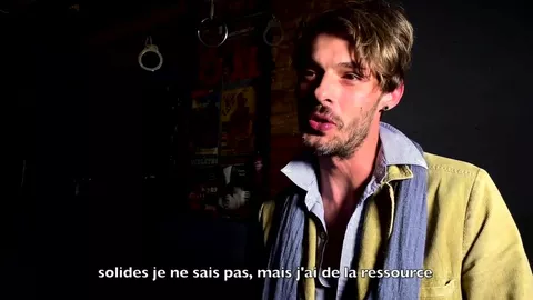 Un homme d'affaires dans les darkrooms