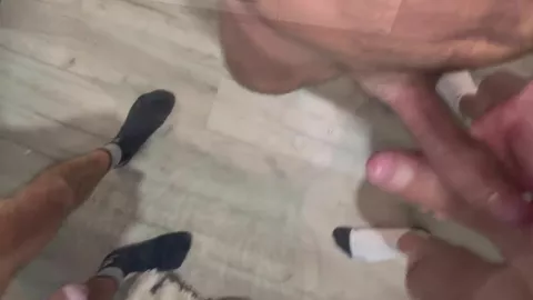 2 mecs se partagent une bite