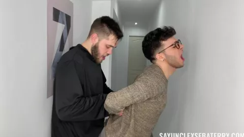 Un rapidito en el pasillo