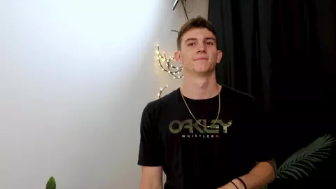 Koda Hill schaut für einen schnellen Handjob vorbei