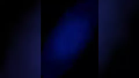 Ele chupa o pauzão de um cara