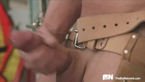 Diskretes Wichsen auf der Baustelle – Luke West