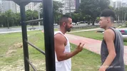 Entrenamiento en la playa y sexo musculoso