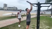 Entrenamiento en la playa y sexo musculoso