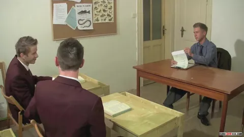 Non riesce a resistere a questi studenti arrapati – George Basten, Milo Taylor, Thomas Fiaty