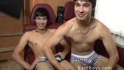 Meio-irmãos reais se masturbam juntos
