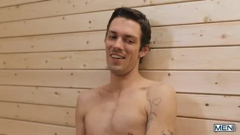 Gli fanno un pompino in sauna accanto alla fidanzata – Malik Delgaty, Chris Cool