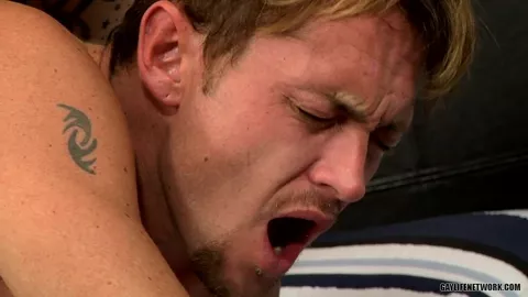 Leo s'est fait enculé et crémé au sperme