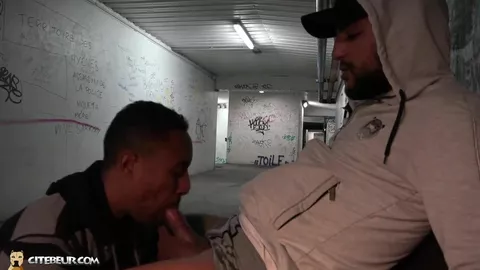 Mestiço passivo se rende ao pau do Malik