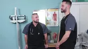 Meio-irmãos brincam de médico – Jake Alexander & Jax Atwell (bareback)