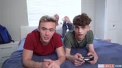 Scopati mentre giocano ai videogiochi – Zayne Bright, Carter DelRey & Jake Lawrence
