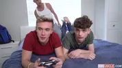 Scopati mentre giocano ai videogiochi – Zayne Bright, Carter DelRey & Jake Lawrence