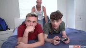 Scopati mentre giocano ai videogiochi – Zayne Bright, Carter DelRey & Jake Lawrence