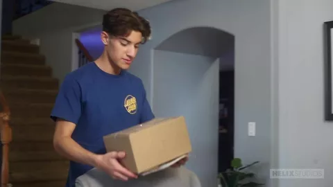 Darek Shaw & Sebastian Cruz — The Neighbor’s Package (Bareback) — 31 mars 2022