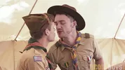 Scout enculé dans une tente