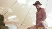 Scout enculé dans une tente