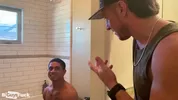 Caleb Mills e Leon Foreman dividem uma transa bi apimentada com a latina Yulissa Fox!