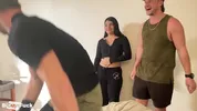 Caleb Mills e Leon Foreman dividem uma transa bi apimentada com a latina Yulissa Fox!