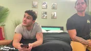 Caleb Mills e Leon Foreman dividem uma transa bi apimentada com a latina Yulissa Fox!