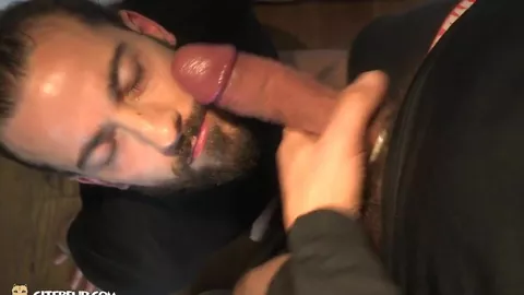 Kader le baña la cara al vecino