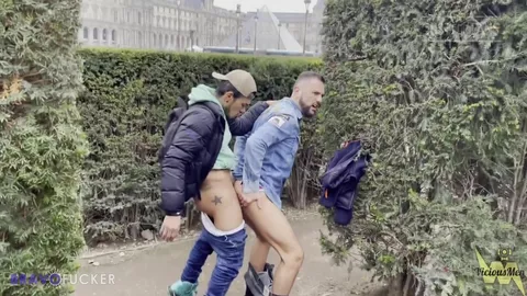 Plan cul au Louvre à Paris