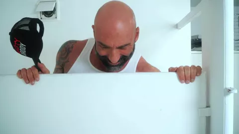 Gros calibre dans les gloryholes des toilettes publiques – Beau Butler & Drew Sebastian