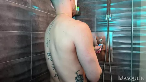 Thiago se masturba com um masturbador no banho