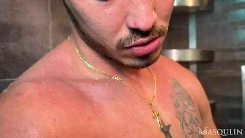 Thiago se masturbe avec un masturbateur sous la douche