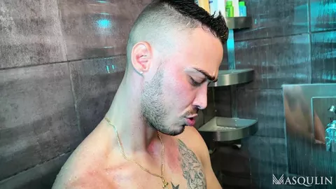 Thiago se masturbe avec un masturbateur sous la douche