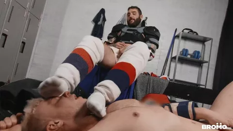 Jugadores de hockey sudados follan — Tony D’Angelo y Aiden Jacobs