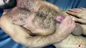 Ein Mund und ein Arsch durchs Gloryhole gefickt